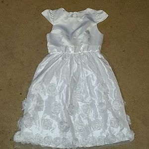 White girls dress, like brand new. Worn around 2,3 times